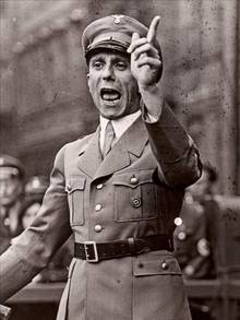 Goebbels tijdens een speech in 1930