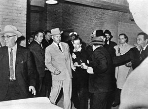 Jack Ruby schiet Lee Harvey Oswald neer
