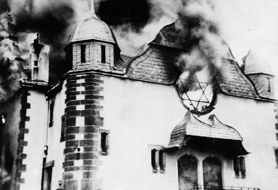 Brandende synagoge tijdens de Kristallnacht