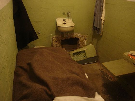 Losgemaakt rooster in een cel op Alcatraz