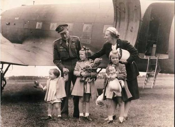 Prins Berhard wordt op vliegveld Teuge herenigd met zijn vrouw en dochters (cc0 - Fotograaf Onbekend / Anefo - wiki)