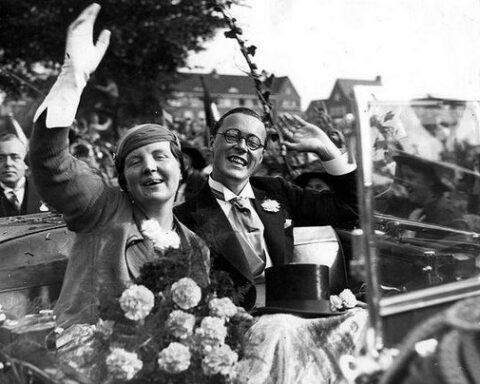 Juliana en Bernhard tijdens een rondtour door Amsterdam, ter gelegenheid van de verloving (Spaarnestad Foto - wiki)