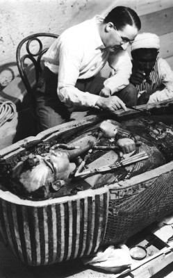 Howard Carter bij de tombe van Toetanchamon