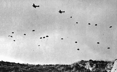 Duitse Fallschirmjäger springen boven Kreta