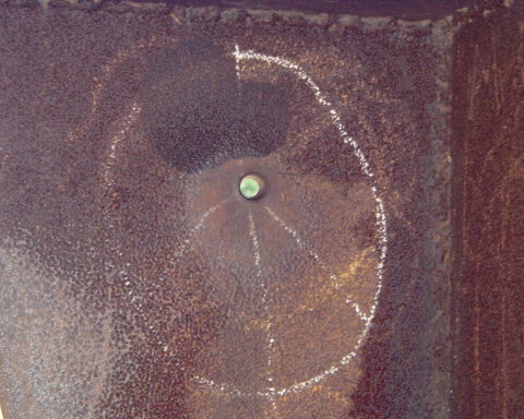 Kogelgat in een sculptuur van Don Drumm, veroorzaakt door een kogel van de Nationale Garde