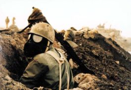 De Irak-Iranoorlog (1980-1988) - Iraanse strijder met gasmasker 